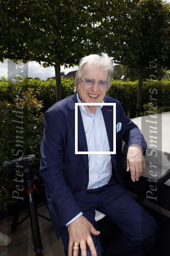 Fijnaart 31 mei 2024
BBQ bij fam Bauer in de tuin . Frans Bauer maakt samen met Lee Towers bekend dat hij dit jaar twee keer in Ahoy op graat treden. Aanwezig Frans Bauer Mariska Bauer Christiaan Bauer ( met vriendin Kim) Frans Bauer jr Jan Bauer en Lucas Bauer .