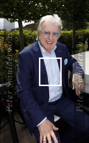 Fijnaart 31 mei 2024
BBQ bij fam Bauer in de tuin . Frans Bauer maakt samen met Lee Towers bekend dat hij dit jaar twee keer in Ahoy op graat treden. Aanwezig Frans Bauer Mariska Bauer Christiaan Bauer ( met vriendin Kim) Frans Bauer jr Jan Bauer en Lucas Bauer .
