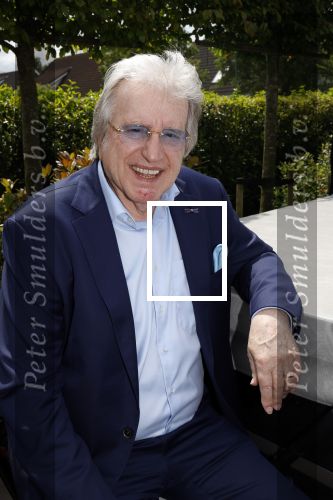 Fijnaart 31 mei 2024
BBQ bij fam Bauer in de tuin . Frans Bauer maakt samen met Lee Towers bekend dat hij dit jaar twee keer in Ahoy op graat treden. Aanwezig Frans Bauer Mariska Bauer Christiaan Bauer ( met vriendin Kim) Frans Bauer jr Jan Bauer en Lucas Bauer .