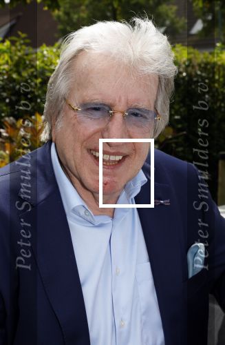Fijnaart 31 mei 2024
BBQ bij fam Bauer in de tuin . Frans Bauer maakt samen met Lee Towers bekend dat hij dit jaar twee keer in Ahoy op graat treden. Aanwezig Frans Bauer Mariska Bauer Christiaan Bauer ( met vriendin Kim) Frans Bauer jr Jan Bauer en Lucas Bauer .