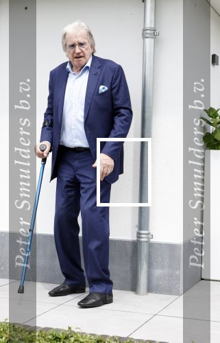 Fijnaart 31 mei 2024
BBQ bij fam Bauer in de tuin . Frans Bauer maakt samen met Lee Towers bekend dat hij dit jaar twee keer in Ahoy op graat treden. Aanwezig Frans Bauer Mariska Bauer Christiaan Bauer ( met vriendin Kim) Frans Bauer jr Jan Bauer en Lucas Bauer .