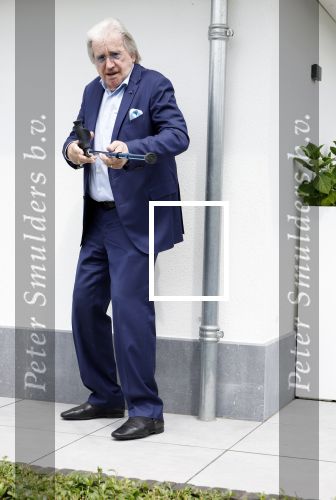 Fijnaart 31 mei 2024
BBQ bij fam Bauer in de tuin . Frans Bauer maakt samen met Lee Towers bekend dat hij dit jaar twee keer in Ahoy op graat treden. Aanwezig Frans Bauer Mariska Bauer Christiaan Bauer ( met vriendin Kim) Frans Bauer jr Jan Bauer en Lucas Bauer .