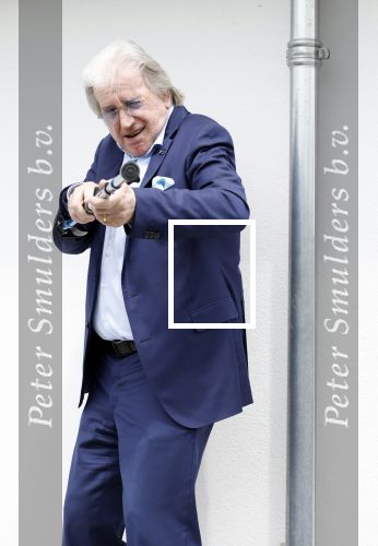 Fijnaart 31 mei 2024
BBQ bij fam Bauer in de tuin . Frans Bauer maakt samen met Lee Towers bekend dat hij dit jaar twee keer in Ahoy op graat treden. Aanwezig Frans Bauer Mariska Bauer Christiaan Bauer ( met vriendin Kim) Frans Bauer jr Jan Bauer en Lucas Bauer .