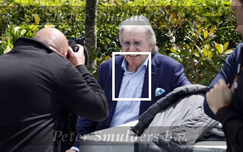 Fijnaart 31 mei 2024
BBQ bij fam Bauer in de tuin . Frans Bauer maakt samen met Lee Towers bekend dat hij dit jaar twee keer in Ahoy op graat treden. Aanwezig Frans Bauer Mariska Bauer Christiaan Bauer ( met vriendin Kim) Frans Bauer jr Jan Bauer en Lucas Bauer .