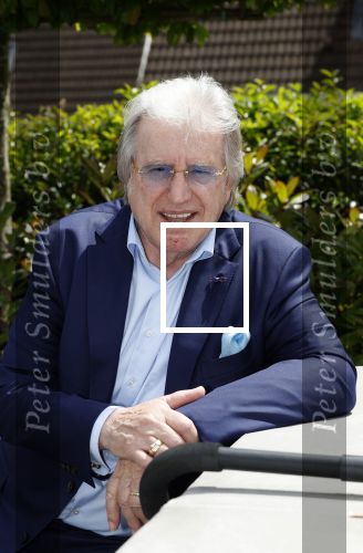 Fijnaart 31 mei 2024
BBQ bij fam Bauer in de tuin . Frans Bauer maakt samen met Lee Towers bekend dat hij dit jaar twee keer in Ahoy op graat treden. Aanwezig Frans Bauer Mariska Bauer Christiaan Bauer ( met vriendin Kim) Frans Bauer jr Jan Bauer en Lucas Bauer .