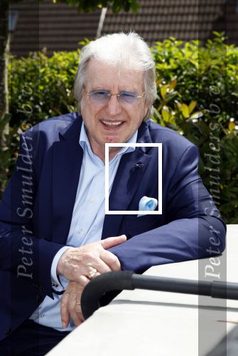 Fijnaart 31 mei 2024
BBQ bij fam Bauer in de tuin . Frans Bauer maakt samen met Lee Towers bekend dat hij dit jaar twee keer in Ahoy op graat treden. Aanwezig Frans Bauer Mariska Bauer Christiaan Bauer ( met vriendin Kim) Frans Bauer jr Jan Bauer en Lucas Bauer .