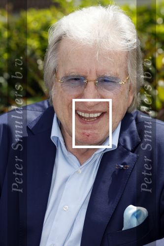 Fijnaart 31 mei 2024
BBQ bij fam Bauer in de tuin . Frans Bauer maakt samen met Lee Towers bekend dat hij dit jaar twee keer in Ahoy op graat treden. Aanwezig Frans Bauer Mariska Bauer Christiaan Bauer ( met vriendin Kim) Frans Bauer jr Jan Bauer en Lucas Bauer .
