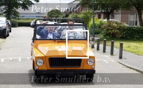 Fijnaart 31 mei 2024
BBQ bij fam Bauer in de tuin . Frans Bauer maakt samen met Lee Towers bekend dat hij dit jaar twee keer in Ahoy op graat treden. Aanwezig Frans Bauer Mariska Bauer Christiaan Bauer ( met vriendin Kim) Frans Bauer jr Jan Bauer en Lucas Bauer . Lee Towers en zanger Kafke
