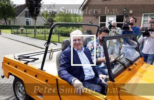 Fijnaart 31 mei 2024
BBQ bij fam Bauer in de tuin . Frans Bauer maakt samen met Lee Towers bekend dat hij dit jaar twee keer in Ahoy op graat treden. Aanwezig Frans Bauer Mariska Bauer Christiaan Bauer ( met vriendin Kim) Frans Bauer jr Jan Bauer en Lucas Bauer . Lee Towers en zanger Kafke