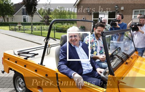 Fijnaart 31 mei 2024
BBQ bij fam Bauer in de tuin . Frans Bauer maakt samen met Lee Towers bekend dat hij dit jaar twee keer in Ahoy op graat treden. Aanwezig Frans Bauer Mariska Bauer Christiaan Bauer ( met vriendin Kim) Frans Bauer jr Jan Bauer en Lucas Bauer . Lee Towers en zanger Kafke