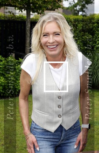 Fijnaart 31 mei 2024
BBQ bij fam Bauer in de tuin . Frans Bauer maakt samen met Lee Towers bekend dat hij dit jaar twee keer in Ahoy op graat treden. Aanwezig Frans Bauer Mariska Bauer Christiaan Bauer ( met vriendin Kim) Frans Bauer jr Jan Bauer en Lucas Bauer .