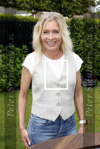 Fijnaart 31 mei 2024
BBQ bij fam Bauer in de tuin . Frans Bauer maakt samen met Lee Towers bekend dat hij dit jaar twee keer in Ahoy op graat treden. Aanwezig Frans Bauer Mariska Bauer Christiaan Bauer ( met vriendin Kim) Frans Bauer jr Jan Bauer en Lucas Bauer .