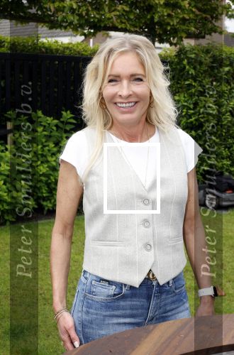 Fijnaart 31 mei 2024
BBQ bij fam Bauer in de tuin . Frans Bauer maakt samen met Lee Towers bekend dat hij dit jaar twee keer in Ahoy op graat treden. Aanwezig Frans Bauer Mariska Bauer Christiaan Bauer ( met vriendin Kim) Frans Bauer jr Jan Bauer en Lucas Bauer .