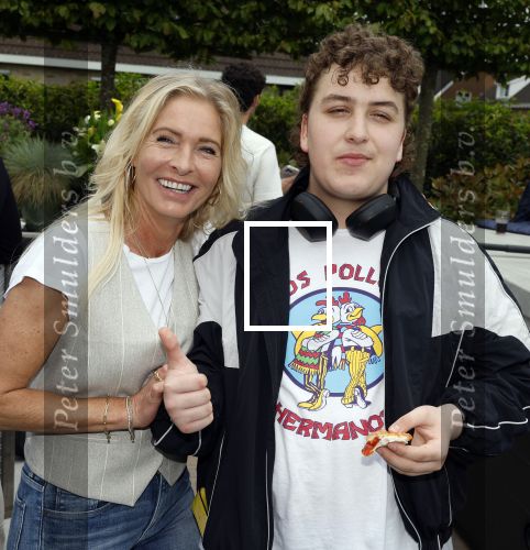 Fijnaart 31 mei 2024
BBQ bij fam Bauer in de tuin . Frans Bauer maakt samen met Lee Towers bekend dat hij dit jaar twee keer in Ahoy op graat treden. Aanwezig Frans Bauer Mariska Bauer Christiaan Bauer ( met vriendin Kim) Frans Bauer jr Jan Bauer en Lucas Bauer .