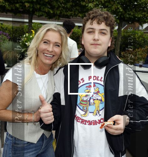 Fijnaart 31 mei 2024
BBQ bij fam Bauer in de tuin . Frans Bauer maakt samen met Lee Towers bekend dat hij dit jaar twee keer in Ahoy op graat treden. Aanwezig Frans Bauer Mariska Bauer Christiaan Bauer ( met vriendin Kim) Frans Bauer jr Jan Bauer en Lucas Bauer .