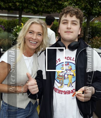 Fijnaart 31 mei 2024
BBQ bij fam Bauer in de tuin . Frans Bauer maakt samen met Lee Towers bekend dat hij dit jaar twee keer in Ahoy op graat treden. Aanwezig Frans Bauer Mariska Bauer Christiaan Bauer ( met vriendin Kim) Frans Bauer jr Jan Bauer en Lucas Bauer .