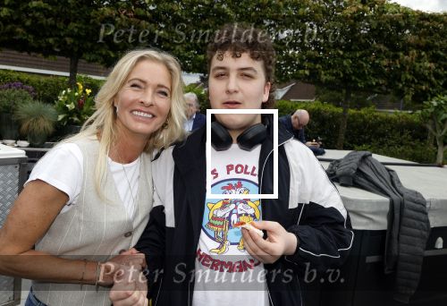 Fijnaart 31 mei 2024
BBQ bij fam Bauer in de tuin . Frans Bauer maakt samen met Lee Towers bekend dat hij dit jaar twee keer in Ahoy op graat treden. Aanwezig Frans Bauer Mariska Bauer Christiaan Bauer ( met vriendin Kim) Frans Bauer jr Jan Bauer en Lucas Bauer .