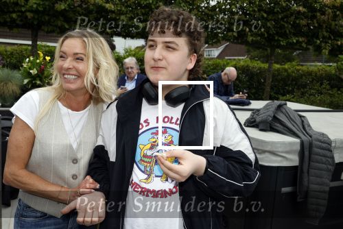 Fijnaart 31 mei 2024
BBQ bij fam Bauer in de tuin . Frans Bauer maakt samen met Lee Towers bekend dat hij dit jaar twee keer in Ahoy op graat treden. Aanwezig Frans Bauer Mariska Bauer Christiaan Bauer ( met vriendin Kim) Frans Bauer jr Jan Bauer en Lucas Bauer .