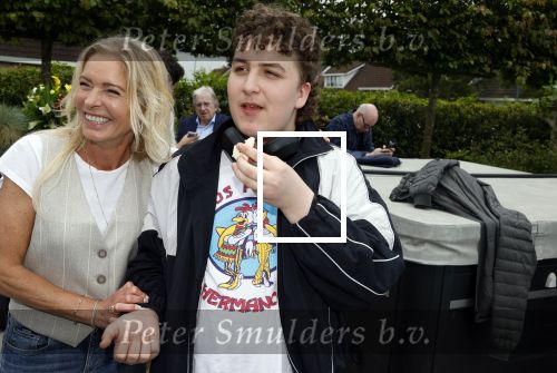 Fijnaart 31 mei 2024
BBQ bij fam Bauer in de tuin . Frans Bauer maakt samen met Lee Towers bekend dat hij dit jaar twee keer in Ahoy op graat treden. Aanwezig Frans Bauer Mariska Bauer Christiaan Bauer ( met vriendin Kim) Frans Bauer jr Jan Bauer en Lucas Bauer .