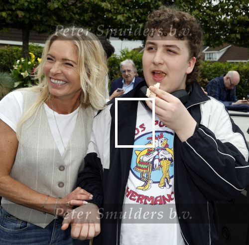 Fijnaart 31 mei 2024
BBQ bij fam Bauer in de tuin . Frans Bauer maakt samen met Lee Towers bekend dat hij dit jaar twee keer in Ahoy op graat treden. Aanwezig Frans Bauer Mariska Bauer Christiaan Bauer ( met vriendin Kim) Frans Bauer jr Jan Bauer en Lucas Bauer .
