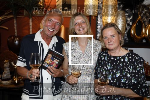 Noordwijk 25 juni 2024
Boek presentatie Timon Moll geschreven door Jan Dijkgraaf over de Familie Meiland . De presentatie was in de winkel van Montana Meiland en ook Martien Meiland en Erica Meiland waren aanwezig.