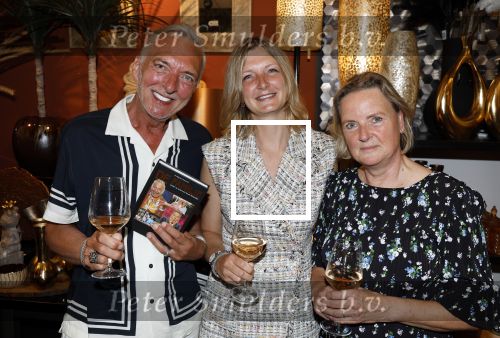 Noordwijk 25 juni 2024
Boek presentatie Timon Moll geschreven door Jan Dijkgraaf over de Familie Meiland . De presentatie was in de winkel van Montana Meiland en ook Martien Meiland en Erica Meiland waren aanwezig.