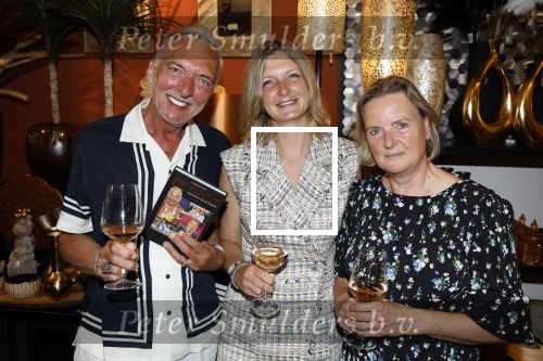 Noordwijk 25 juni 2024
Boek presentatie Timon Moll geschreven door Jan Dijkgraaf over de Familie Meiland . De presentatie was in de winkel van Montana Meiland en ook Martien Meiland en Erica Meiland waren aanwezig.