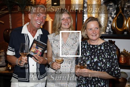 Noordwijk 25 juni 2024
Boek presentatie Timon Moll geschreven door Jan Dijkgraaf over de Familie Meiland . De presentatie was in de winkel van Montana Meiland en ook Martien Meiland en Erica Meiland waren aanwezig.