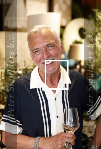 Noordwijk 25 juni 2024
Boek presentatie Timon Moll geschreven door Jan Dijkgraaf over de Familie Meiland . De presentatie was in de winkel van Montana Meiland en ook Martien Meiland en Erica Meiland waren aanwezig.