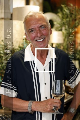 Noordwijk 25 juni 2024
Boek presentatie Timon Moll geschreven door Jan Dijkgraaf over de Familie Meiland . De presentatie was in de winkel van Montana Meiland en ook Martien Meiland en Erica Meiland waren aanwezig.