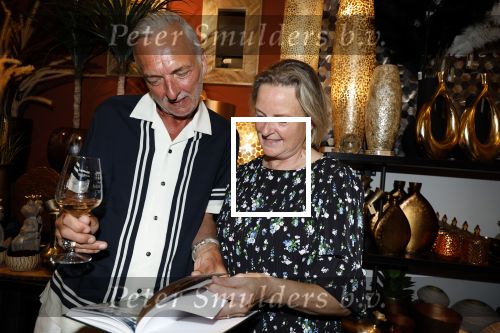 Noordwijk 25 juni 2024
Boek presentatie Timon Moll geschreven door Jan Dijkgraaf over de Familie Meiland . De presentatie was in de winkel van Montana Meiland en ook Martien Meiland en Erica Meiland waren aanwezig.