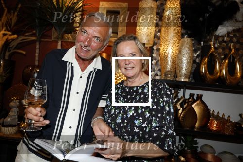 Noordwijk 25 juni 2024
Boek presentatie Timon Moll geschreven door Jan Dijkgraaf over de Familie Meiland . De presentatie was in de winkel van Montana Meiland en ook Martien Meiland en Erica Meiland waren aanwezig.