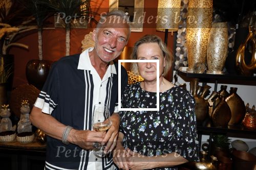 Noordwijk 25 juni 2024
Boek presentatie Timon Moll geschreven door Jan Dijkgraaf over de Familie Meiland . De presentatie was in de winkel van Montana Meiland en ook Martien Meiland en Erica Meiland waren aanwezig.