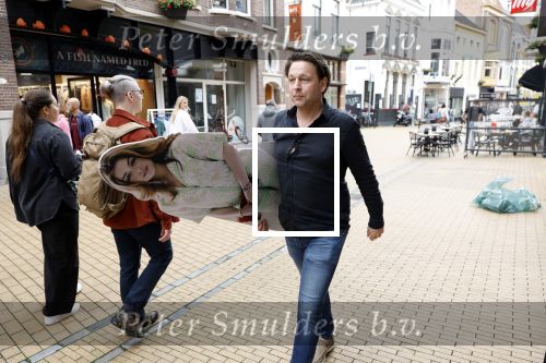 Groningen 1 juni 2024
Prinses Amalia zzou vanaf volgend schooljaar in Gronigen gaan studeren . Ze is meerdere keren gezien bij VV dagen bij studentenvereiniging Vindicat . Vandaag was er een inloopdag in het hoofdgebbouw van Vindicat . Story verslaggever Matthijs Albers nam \