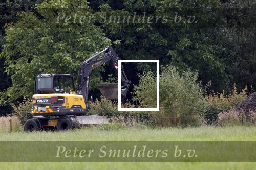EEfde 22 juni 2024
Mathijs v Nieuwkerk en zijn viendin Martha Riemsma zouden op deze dag trouwen maar huwelijk werd afgeblazen . Deze dag werd er bij hyn huis aan een nieuw zwembad gewerkt.