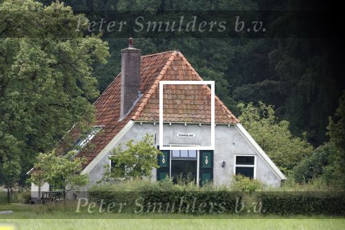 EEfde 22 juni 2024
Mathijs v Nieuwkerk en zijn viendin Martha Riemsma zouden op deze dag trouwen maar huwelijk werd afgeblazen . Deze dag werd er bij hyn huis aan een nieuw zwembad gewerkt.