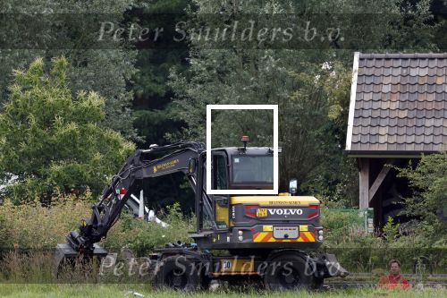 EEfde 22 juni 2024
Mathijs v Nieuwkerk en zijn viendin Martha Riemsma zouden op deze dag trouwen maar huwelijk werd afgeblazen . Deze dag werd er bij hyn huis aan een nieuw zwembad gewerkt.
