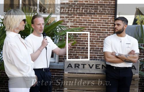 Naarden 19 juni 2024
Presentatie stormer sloep ism Monique des Bouvrie bij het Arsenaal. Bob Wisse en Jan des Bouvrie jr  zijn al hun hele leven vrienden . Monique des Bouvrie Bob Wisse en Jan des Bouvrie