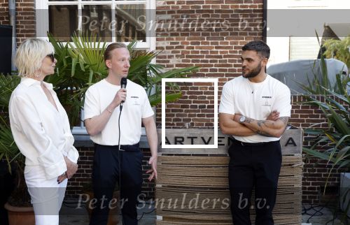 Naarden 19 juni 2024
Presentatie stormer sloep ism Monique des Bouvrie bij het Arsenaal. Bob Wisse en Jan des Bouvrie jr  zijn al hun hele leven vrienden . Monique des Bouvrie Bob Wisse en Jan des Bouvrie