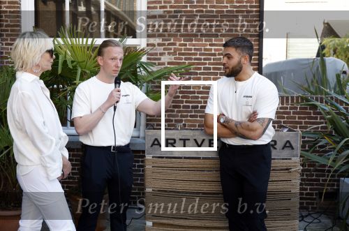 Naarden 19 juni 2024
Presentatie stormer sloep ism Monique des Bouvrie bij het Arsenaal. Bob Wisse en Jan des Bouvrie jr  zijn al hun hele leven vrienden . Monique des Bouvrie Bob Wisse en Jan des Bouvrie