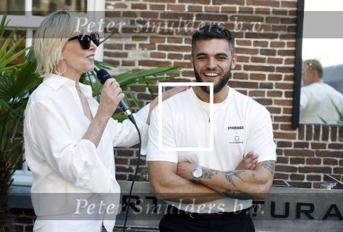 Naarden 19 juni 2024
Presentatie stormer sloep ism Monique des Bouvrie bij het Arsenaal. Bob Wisse en Jan des Bouvrie jr  zijn al hun hele leven vrienden . Monique des Bouvrie Bob Wisse en Jan des Bouvrie
