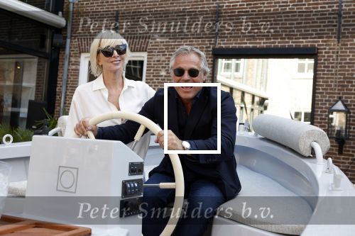 Naarden 19 juni 2024
Presentatie stormer sloep ism Monique des Bouvrie bij het Arsenaal. Bob Wisse en Jan des Bouvrie jr  zijn al hun hele leven vrienden . Monique des Bouvrie met partner Otto Klein