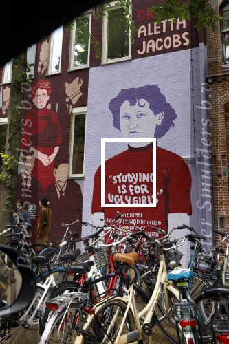 Groningen 1 juni 2024
Prinses Amalia zou vanaf volgend schooljaar aan de universiteit van Groningen gaan studeren . Ze is meerdere keren gezien bij VV dagen bij studentenvereiniging Vindicat . Muurschildering Aletha Jacobs