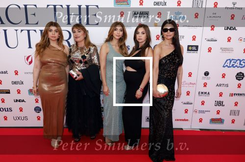 Amsterdam 8 juni 2024
Het Amsterdam diner in AFAS live . Vele Bekende mensen en zakenmensen kwamen naar het gala waar geld opgehaald wordt voor het aids fonds. Olcay Gulsen kwam met haar zussen