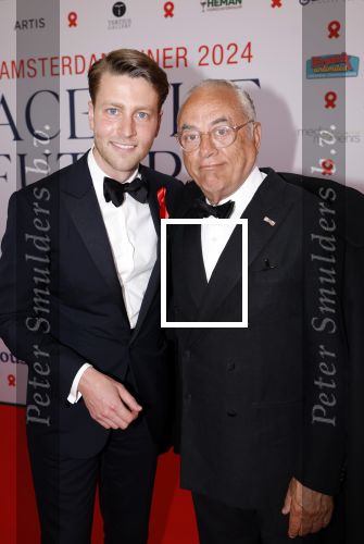 Amsterdam 8 juni 2024
Het Amsterdam diner in AFAS live . Vele Bekende mensen en zakenmensen kwamen naar het gala waar geld opgehaald wordt voor het aids fonds. Oscar Hammerstein met een kennis