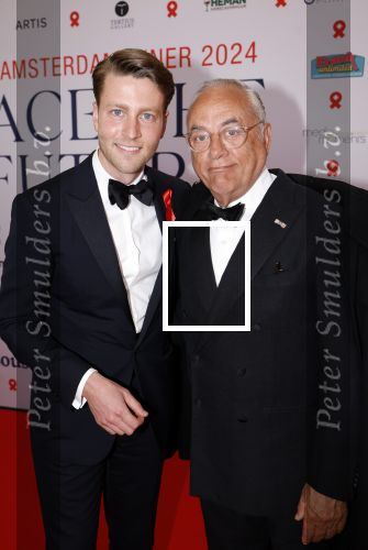 Amsterdam 8 juni 2024
Het Amsterdam diner in AFAS live . Vele Bekende mensen en zakenmensen kwamen naar het gala waar geld opgehaald wordt voor het aids fonds. Oscar Hammerstein met een kennis