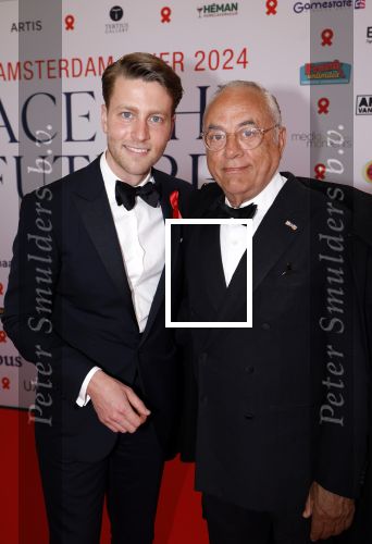Amsterdam 8 juni 2024
Het Amsterdam diner in AFAS live . Vele Bekende mensen en zakenmensen kwamen naar het gala waar geld opgehaald wordt voor het aids fonds. Oscar Hammerstein met een kennis