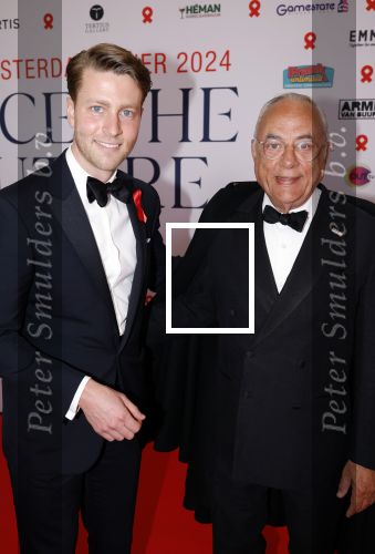 Amsterdam 8 juni 2024
Het Amsterdam diner in AFAS live . Vele Bekende mensen en zakenmensen kwamen naar het gala waar geld opgehaald wordt voor het aids fonds. Oscar Hammerstein met een kennis