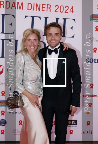 Amsterdam 8 juni 2024
Het Amsterdam diner in AFAS live . Vele Bekende mensen en zakenmensen kwamen naar het gala waar geld opgehaald wordt voor het aids fonds. Petra Ruijs met schoonzoon