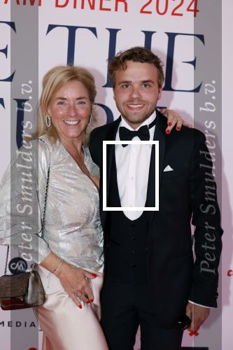Amsterdam 8 juni 2024
Het Amsterdam diner in AFAS live . Vele Bekende mensen en zakenmensen kwamen naar het gala waar geld opgehaald wordt voor het aids fonds. Petra Ruijs met schoonzoon
